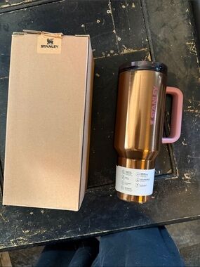 Stanley 40oz Mesa Flip Top Travel Mug with Pink Handle